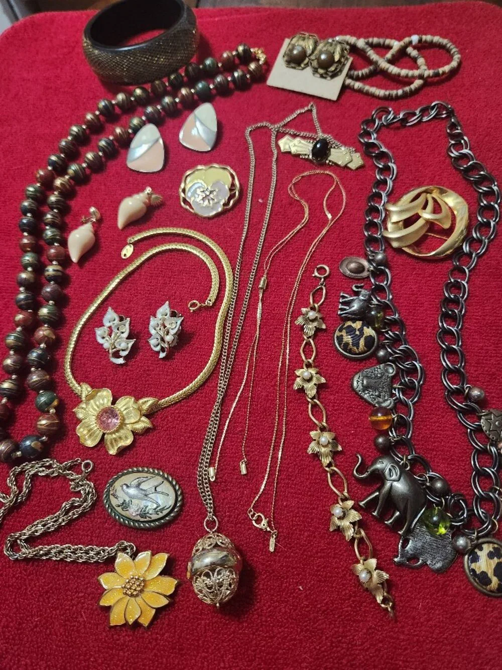 Lot of 20 Antique/Vintage Items Trifari, ART, Monet, Avon, Karen Lynne - Picture 1 of 16